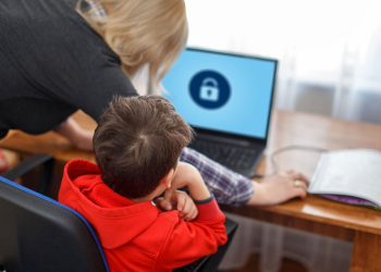 Jóvenes Esquivan Controles Digitales En Casa