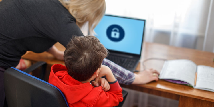 Jóvenes Esquivan Controles Digitales En Casa