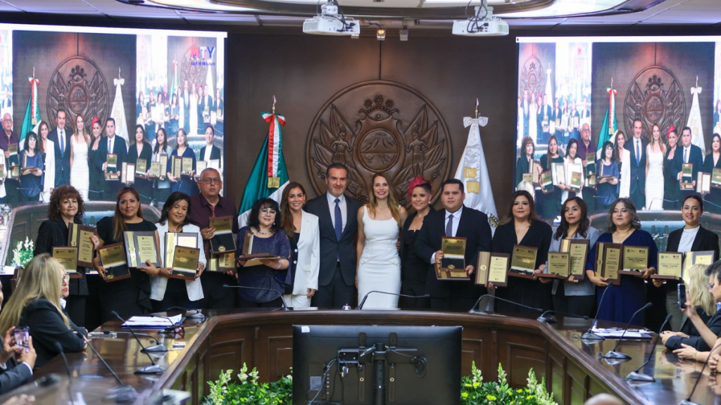 medalla Miguel F Martínez - CRONICAS REGIAS medalla “Miguel F. Martínez”