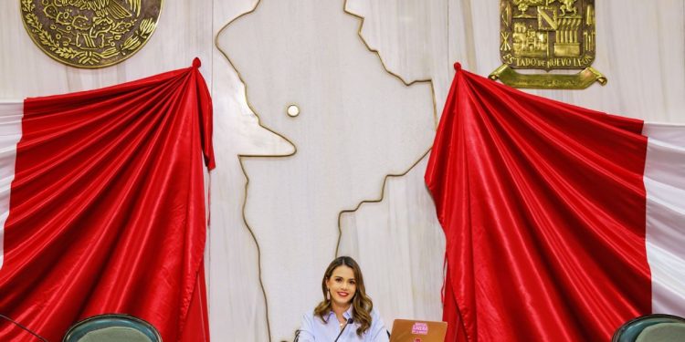 primer informe de resultados de Lorena de la Garza por mejorar monterrey. Diputada local.