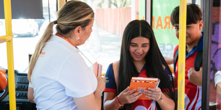 Guadalupe Nos Mueve a la Escuela: Entregan Agendas A Estudiantes