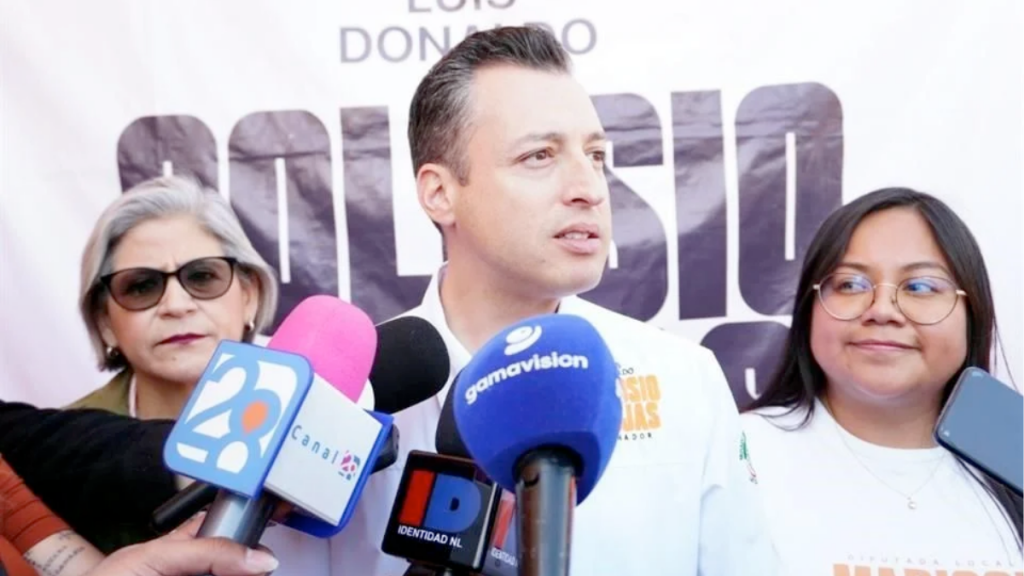 Foto en la conferencia donde se ve como va colosio contra adrián y crítica la administración de Monterrey.