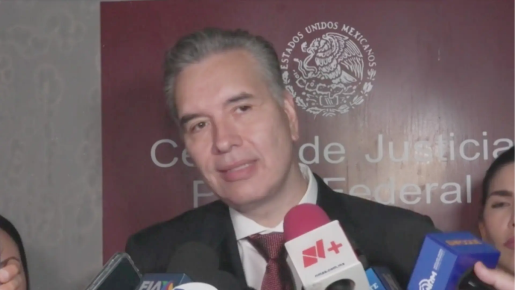 Waldo Fernández ofreciendo declaraciones ante micrófonos de prensa en relación con el Caso-Waldo-Fernández.