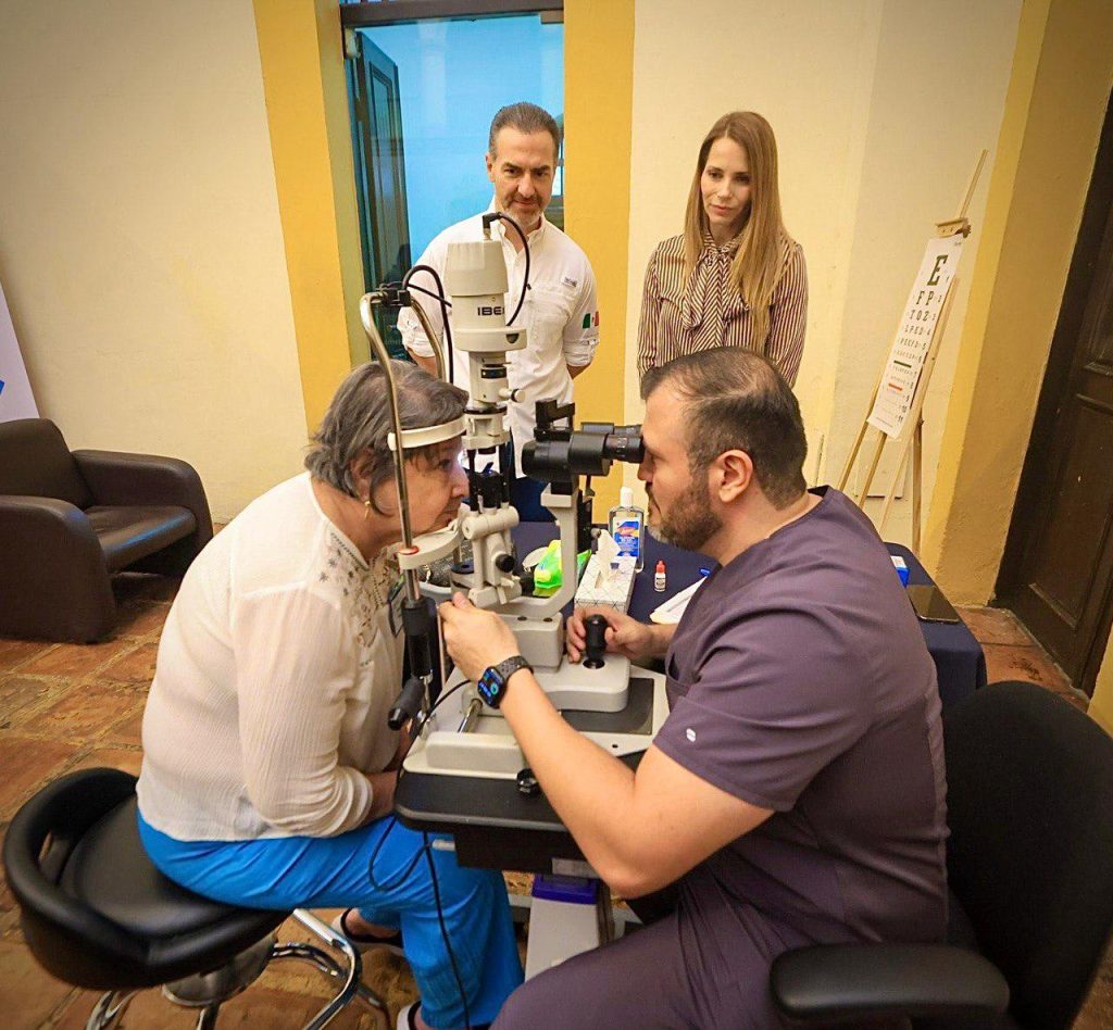 Adrián de la Garza u Gaby Oyervides visitando instalaciones del programa Mty-se-ve-mejor-sin-cataratas