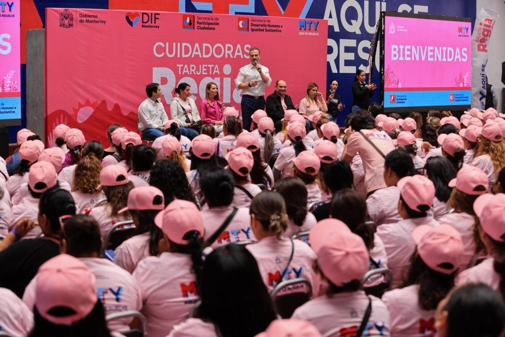 Tarjeta Regia Plus Amplía Beneficios Para Mujeres En Monterrey La Tarjeta Regia Plus consolida su impacto social en Monterrey mediante la entrega de quinientas nuevas tarjetas durante una jornada de bienestar integral. El alcalde Adrián de la Garza reafirmó su compromiso con la economía familiar al otorgar este apoyo bimestral de dos mil pesos. El programa busca fortalecer el desarrollo de las ciudadanas a través de capacitación y servicios de salud gratuitos. Jornada De Bienestar Y Entrega De Apoyos Municipales El evento se realizó en la planta baja del Palacio Municipal donde cientos de regiomontanas recibieron su nueva tarjeta electrónica de apoyo económico. Esta acción forma parte de una estrategia integral que busca reducir la brecha de desigualdad y brindar seguridad financiera a los hogares más necesitados. La administración actual enfoca sus recursos en programas que generen un cambio real y directo en la calidad de vida de la población femenina. Al sumar a más beneficiarias Monterrey se posiciona como un referente en políticas públicas que priorizan el bienestar social y la justicia económica. Las autoridades destacaron que la Tarjeta Regia Plus es una herramienta diseñada para que las mujeres tengan mayor autonomía en la gestión de sus recursos. El acompañamiento institucional asegura que cada peso entregado se traduzca en mejores condiciones de alimentación y salud para las familias locales. Acceso A Servicios De Salud Para Las Regiomontanas La jornada incluyó una feria integral donde se ofrecieron servicios de salud especializados como odontología y oftalmología sin costo alguno para las asistentes. Estas brigadas médicas permiten detectar padecimientos de forma oportuna y brindar tratamientos básicos que mejoran el rendimiento diario de las ciudadanas. Además del apoyo monetario la Tarjeta Regia Plus funciona como un pase de acceso a consultas de podología y medicina general preventiva. El gobierno municipal busca que la salud no sea un privilegio sino un derecho accesible para todas las mujeres que habitan en la capital. La vinculación con programas de bienestar permite que las beneficiarias reciban una atención completa que abarca desde lo físico hasta lo emocional. Este enfoque preventivo reduce los gastos médicos de emergencia y fomenta una cultura de cuidado personal que beneficia a todo el entorno familiar. Compromiso Del Alcalde Con Las Familias De Monterrey “La verdad es que lo hacemos de corazón y lo hemos planeado para que realmente sea un apoyo y no nada más un anuncio, sino un apoyo que sirva para el fortalecimiento de nuestras familias”, reconoció el edil durante su mensaje. Impulso Al Autoempleo Y Capacitación Técnica La Tarjeta Regia Plus ofrece herramientas de superación mediante convenios con institutos de capacitación para el trabajo y talleres de artes y oficios. Las mujeres interesadas pueden aprender nuevas habilidades técnicas que les permitan emprender sus propios negocios y generar ingresos adicionales para sus hogares. Este programa incentiva la productividad al vincular a las ciudadanas con microcréditos y asesorías para el desarrollo de proyectos productivos locales. La formación constante es la clave para que las beneficiarias logren una independencia económica sostenible y mejoren su perfil laboral en el mercado actual. El municipio facilita el acceso a estas capacitaciones en diversos centros comunitarios distribuidos estratégicamente por toda la ciudad de Monterrey. Con estas acciones se garantiza que la educación técnica llegue a las zonas con mayor índice de vulnerabilidad social de manera eficiente. Asesoría Jurídica Y Protección De Derechos Durante la feria se instalaron módulos de atención del Centro de Justicia para las Mujeres para brindar orientación legal y protección a las asistentes. La Tarjeta Regia Plus también busca asegurar que las regiomontanas vivan en entornos libres de violencia y con pleno conocimiento de sus derechos. Instancias como la Comisión de Derechos Humanos y la de Atención a Víctimas ofrecieron seguimiento personalizado a casos de vulnerabilidad jurídica o social. Esta red de protección integral es fundamental para que las mujeres se sientan respaldadas por su gobierno en todo momento. Programas adicionales como Patrimonio Seguro y Médico de Barrio complementaron la oferta de servicios durante esta gran jornada de bienestar ciudadano. La colaboración entre las distintas secretarías estatales permite que la atención sea rápida y resuelva múltiples necesidades en una sola visita. Alcance Del Programa Tarjeta Regia Plus Este Año La meta de la actual gestión es mantener la Tarjeta Regia Plus como el programa insignia de apoyo a las mujeres de dieciocho a sesenta y dos años. El registro permanece abierto para aquellas habitantes de Monterrey que se encuentren en situación vulnerable y cumplan con los requisitos establecidos. El equipo de trabajo liderado por Gaby Oyervides en el DIF municipal supervisa que la entrega de los apoyos se realice con total transparencia y orden. La expansión de este beneficio refleja el buen manejo de las finanzas públicas orientadas siempre a la justicia social. Monterrey continúa transformándose en una ciudad que cuida y protege a quienes son el pilar fundamental de la sociedad mexicana. La Tarjeta Regia Plus seguirá creciendo para llegar a más rincones del municipio y asegurar que ninguna mujer se quede atrás.