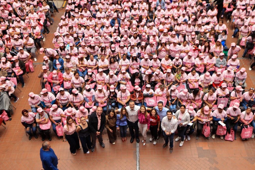 Tarjeta Regia Plus Amplía Beneficios Para Mujeres En Monterrey La Tarjeta Regia Plus consolida su impacto social en Monterrey mediante la entrega de quinientas nuevas tarjetas durante una jornada de bienestar integral. El alcalde Adrián de la Garza reafirmó su compromiso con la economía familiar al otorgar este apoyo bimestral de dos mil pesos. El programa busca fortalecer el desarrollo de las ciudadanas a través de capacitación y servicios de salud gratuitos. Jornada De Bienestar Y Entrega De Apoyos Municipales El evento se realizó en la planta baja del Palacio Municipal donde cientos de regiomontanas recibieron su nueva tarjeta electrónica de apoyo económico. Esta acción forma parte de una estrategia integral que busca reducir la brecha de desigualdad y brindar seguridad financiera a los hogares más necesitados. La administración actual enfoca sus recursos en programas que generen un cambio real y directo en la calidad de vida de la población femenina. Al sumar a más beneficiarias Monterrey se posiciona como un referente en políticas públicas que priorizan el bienestar social y la justicia económica. Las autoridades destacaron que la Tarjeta Regia Plus es una herramienta diseñada para que las mujeres tengan mayor autonomía en la gestión de sus recursos. El acompañamiento institucional asegura que cada peso entregado se traduzca en mejores condiciones de alimentación y salud para las familias locales. Acceso A Servicios De Salud Para Las Regiomontanas La jornada incluyó una feria integral donde se ofrecieron servicios de salud especializados como odontología y oftalmología sin costo alguno para las asistentes. Estas brigadas médicas permiten detectar padecimientos de forma oportuna y brindar tratamientos básicos que mejoran el rendimiento diario de las ciudadanas. Además del apoyo monetario la Tarjeta Regia Plus funciona como un pase de acceso a consultas de podología y medicina general preventiva. El gobierno municipal busca que la salud no sea un privilegio sino un derecho accesible para todas las mujeres que habitan en la capital. La vinculación con programas de bienestar permite que las beneficiarias reciban una atención completa que abarca desde lo físico hasta lo emocional. Este enfoque preventivo reduce los gastos médicos de emergencia y fomenta una cultura de cuidado personal que beneficia a todo el entorno familiar. Compromiso Del Alcalde Con Las Familias De Monterrey “La verdad es que lo hacemos de corazón y lo hemos planeado para que realmente sea un apoyo y no nada más un anuncio, sino un apoyo que sirva para el fortalecimiento de nuestras familias”, reconoció el edil durante su mensaje. Impulso Al Autoempleo Y Capacitación Técnica La Tarjeta Regia Plus ofrece herramientas de superación mediante convenios con institutos de capacitación para el trabajo y talleres de artes y oficios. Las mujeres interesadas pueden aprender nuevas habilidades técnicas que les permitan emprender sus propios negocios y generar ingresos adicionales para sus hogares. Este programa incentiva la productividad al vincular a las ciudadanas con microcréditos y asesorías para el desarrollo de proyectos productivos locales. La formación constante es la clave para que las beneficiarias logren una independencia económica sostenible y mejoren su perfil laboral en el mercado actual. El municipio facilita el acceso a estas capacitaciones en diversos centros comunitarios distribuidos estratégicamente por toda la ciudad de Monterrey. Con estas acciones se garantiza que la educación técnica llegue a las zonas con mayor índice de vulnerabilidad social de manera eficiente. Asesoría Jurídica Y Protección De Derechos Durante la feria se instalaron módulos de atención del Centro de Justicia para las Mujeres para brindar orientación legal y protección a las asistentes. La Tarjeta Regia Plus también busca asegurar que las regiomontanas vivan en entornos libres de violencia y con pleno conocimiento de sus derechos. Instancias como la Comisión de Derechos Humanos y la de Atención a Víctimas ofrecieron seguimiento personalizado a casos de vulnerabilidad jurídica o social. Esta red de protección integral es fundamental para que las mujeres se sientan respaldadas por su gobierno en todo momento. Programas adicionales como Patrimonio Seguro y Médico de Barrio complementaron la oferta de servicios durante esta gran jornada de bienestar ciudadano. La colaboración entre las distintas secretarías estatales permite que la atención sea rápida y resuelva múltiples necesidades en una sola visita. Alcance Del Programa Tarjeta Regia Plus Este Año La meta de la actual gestión es mantener la Tarjeta Regia Plus como el programa insignia de apoyo a las mujeres de dieciocho a sesenta y dos años. El registro permanece abierto para aquellas habitantes de Monterrey que se encuentren en situación vulnerable y cumplan con los requisitos establecidos. El equipo de trabajo liderado por Gaby Oyervides en el DIF municipal supervisa que la entrega de los apoyos se realice con total transparencia y orden. La expansión de este beneficio refleja el buen manejo de las finanzas públicas orientadas siempre a la justicia social. Monterrey continúa transformándose en una ciudad que cuida y protege a quienes son el pilar fundamental de la sociedad mexicana. La Tarjeta Regia Plus seguirá creciendo para llegar a más rincones del municipio y asegurar que ninguna mujer se quede atrás.