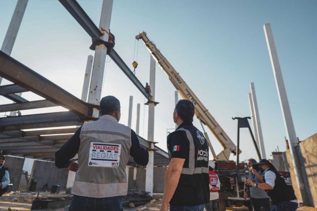 - CRONICAS REGIAS Adrián visitando la construcción del C4 norte