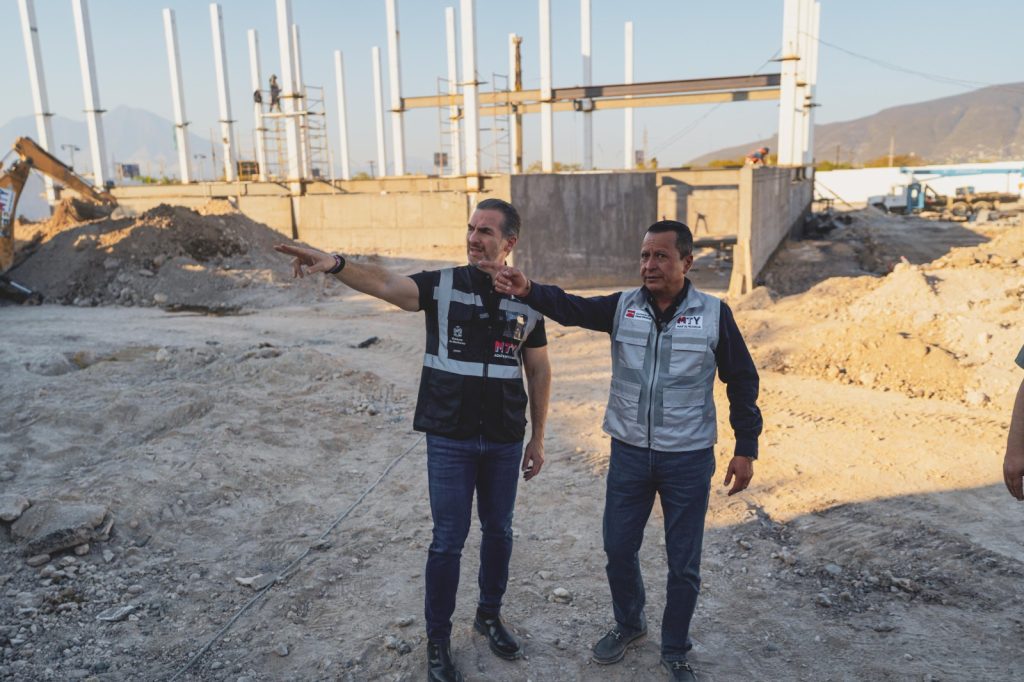 - CRONICAS REGIAS Adrián visitando la construcción del C4 norte