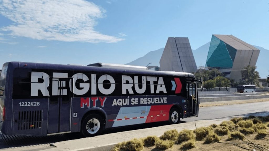 Foto de la Regio Ruta enfrente del Tec. La Regio Ruta  va a más de 500 colonias y es un argumento perfecto para defender la administración ante como va colosio contra adrián.