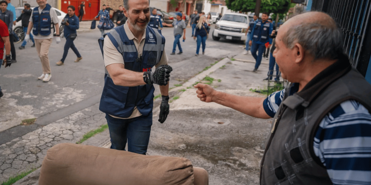 Adrián de la jornada de limpieza de monterrey.