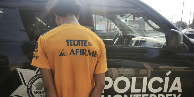 Policía de Monterrey captura a sujeto con marihuana