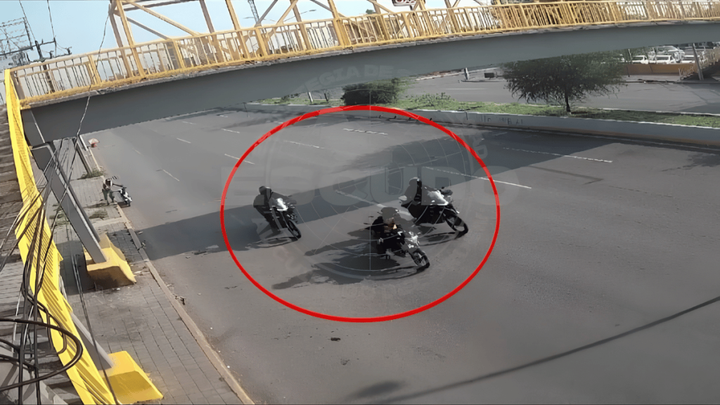 Policía de Monterrey captura a sujeto con marihuana que intentaba huir de la ley en moto