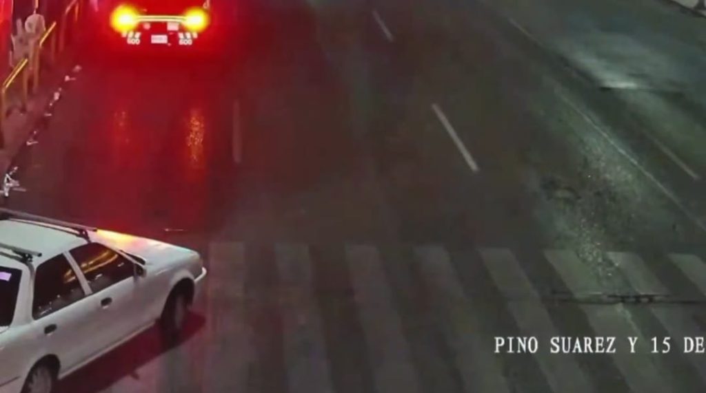 tránsito escolta vehículo con joven herida llegando al imss 21