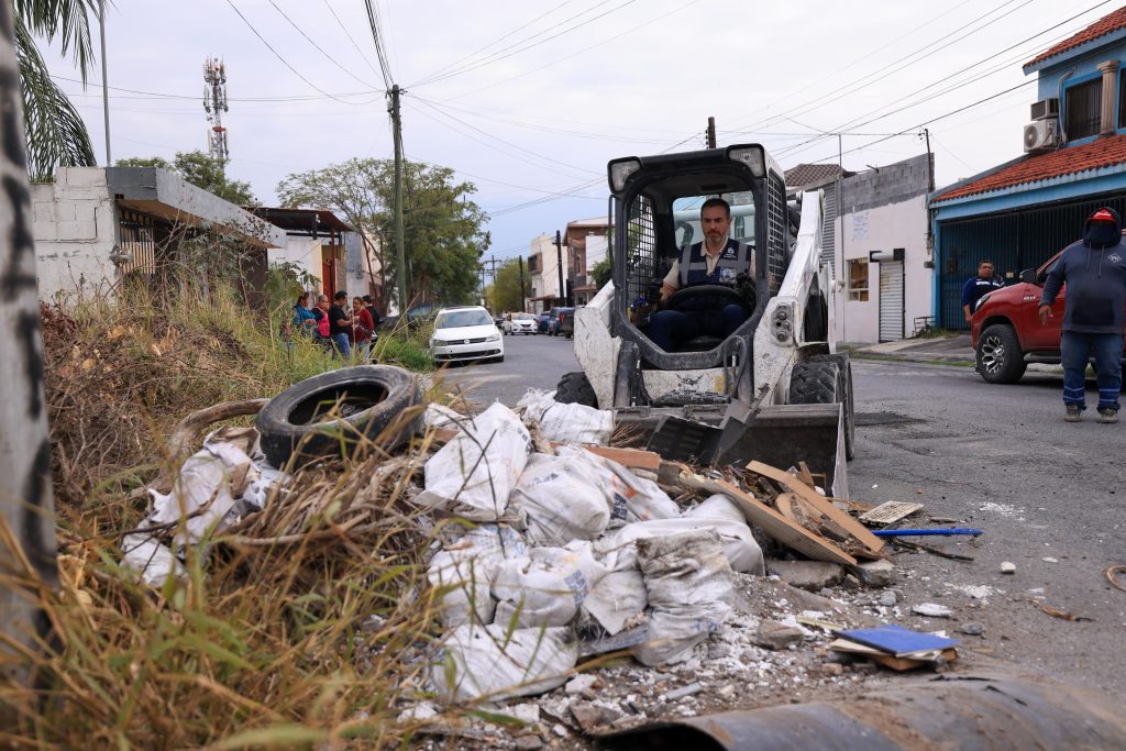 programa de limpieza y descacharización de los servicios público en la Colonia del Maestro