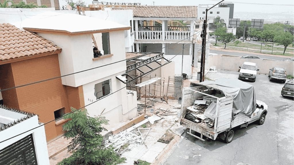 avance de las demoliciones en colonia Llave de Oro en Monterrey