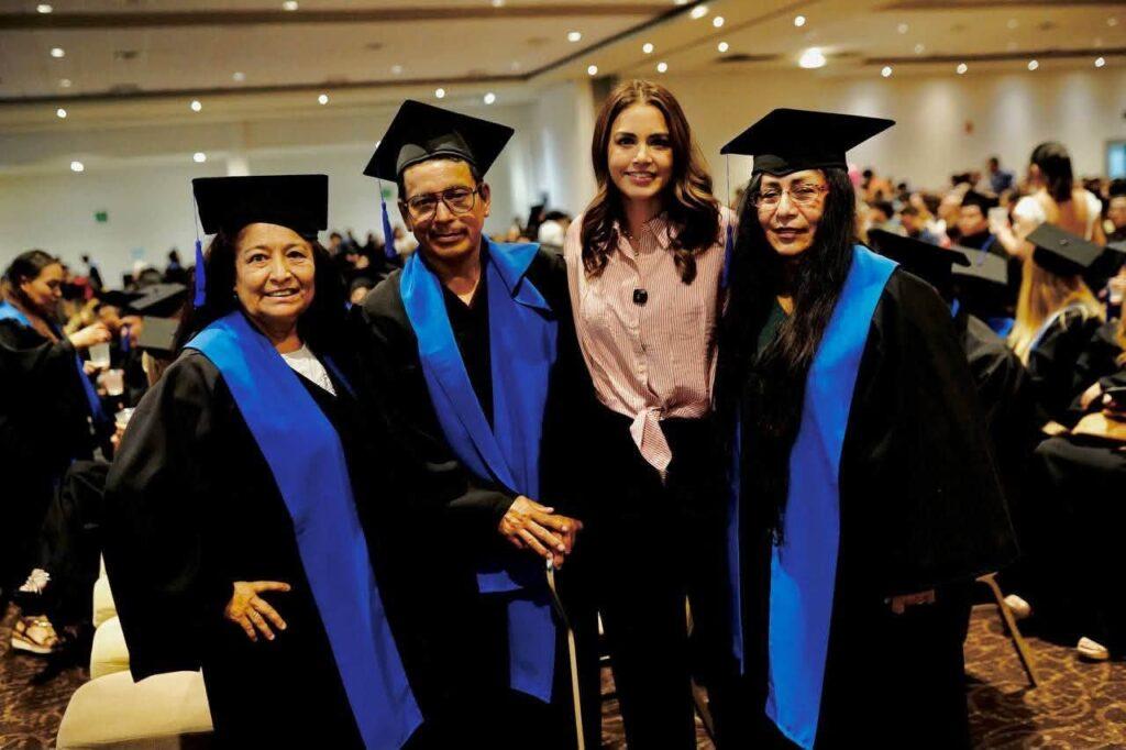 Lorena de la garza con graduados del programa de educación prepa regia en monterrey