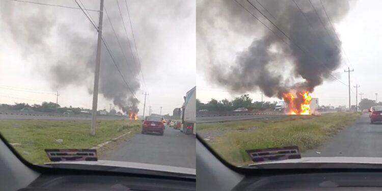 incendio-libramiento-escobedo - CRONICAS REGIAS Vehicle burning on the highway with large black smoke rising from the flames and nearby traffic observing the scene.