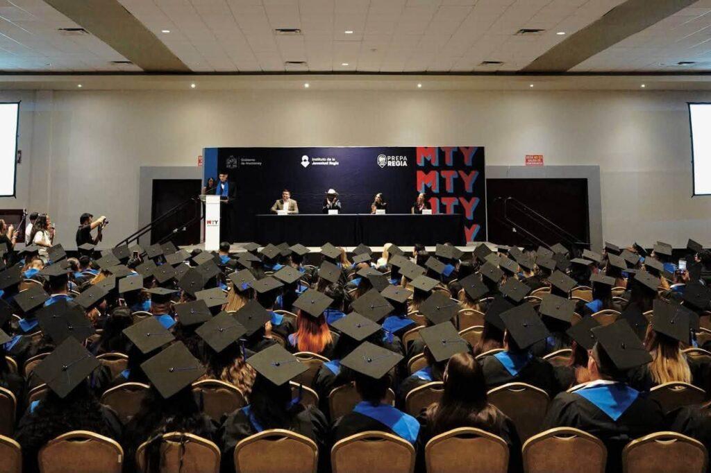 300 graduados del programa de educación Prepa Regia