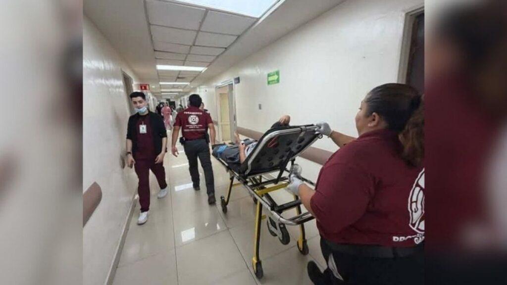Garcia-vibora-de-cascabel-niño - CRONICAS REGIAS Medical team in maroon scrubs transports a patient on a stretcher through a bright hospital corridor.
