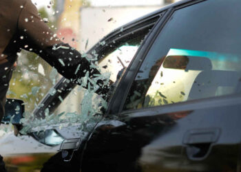 Sujetos armados asaltan a familia y roban su auto